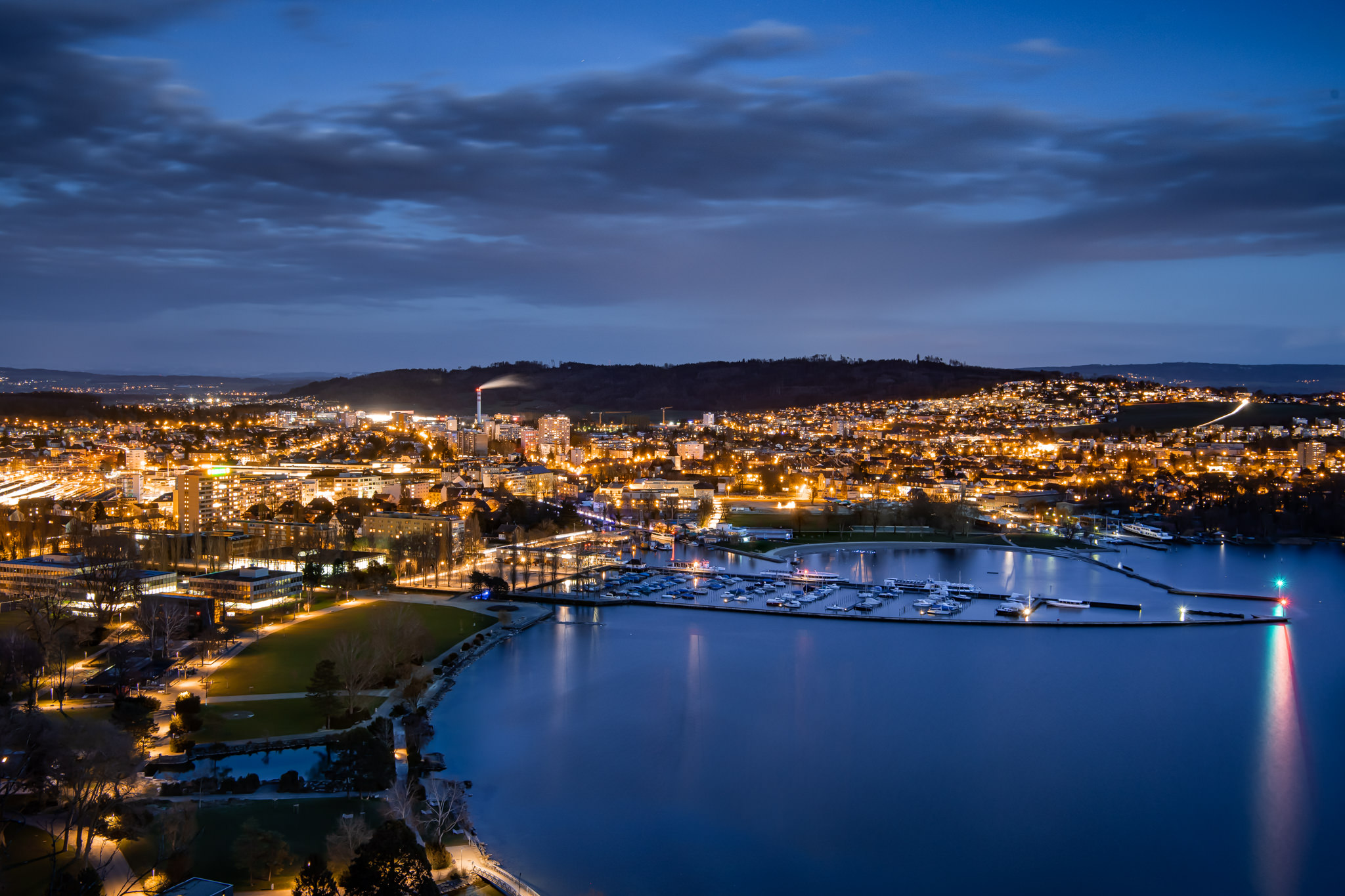 Sicht auf den Bielersee und die Stadt bei Nacht