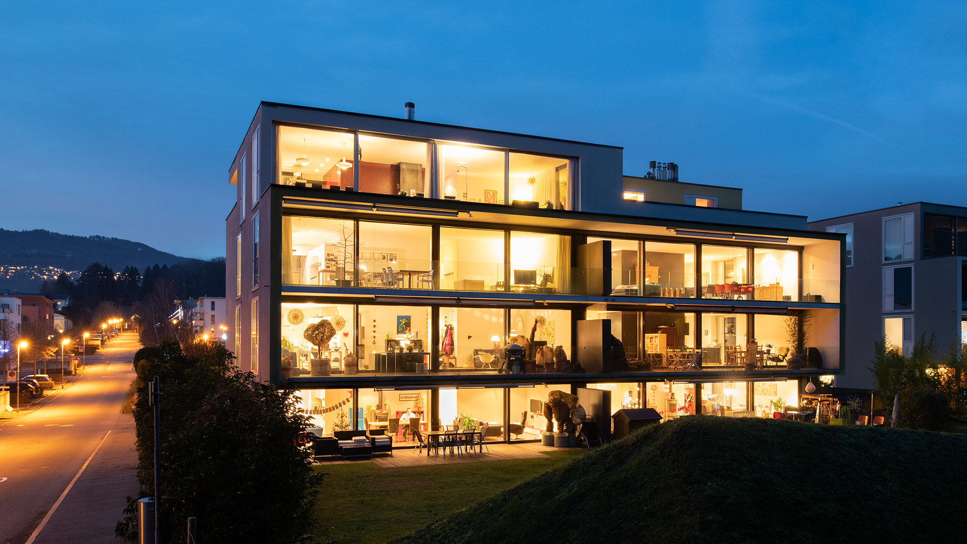 Beleuchtes Mehrfamilienhaus in Bieler Quartier